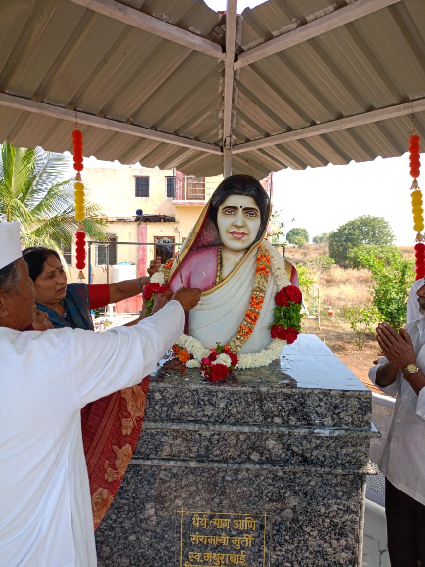 Women's abhishek